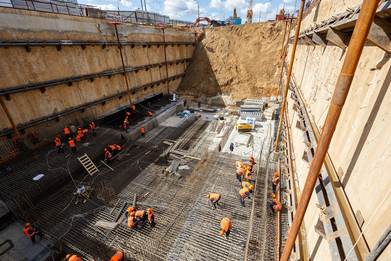 Стена в грунте в городской застройке